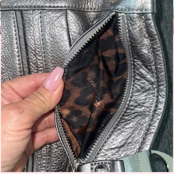 👜 B. Makowsky Pebble Leather Crossbody | Pewter Metallic | Leopard lining - Picture 2 of 8